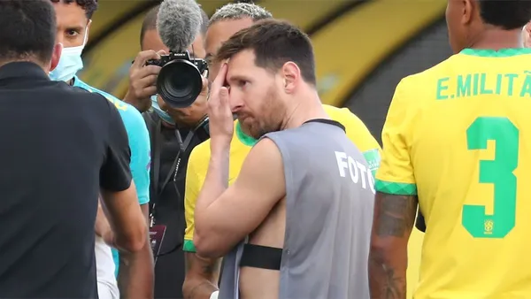 Leo Messi chose to wear a photographer's bib to return to the court after the match was suspended, and it caused great surprise and triggered the comments on social networks.