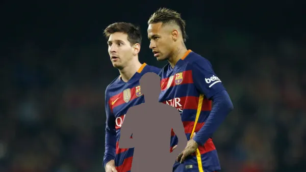 Lionel Messi and Neymar looking at the pitch during their time at FC Barcelona in 2016.