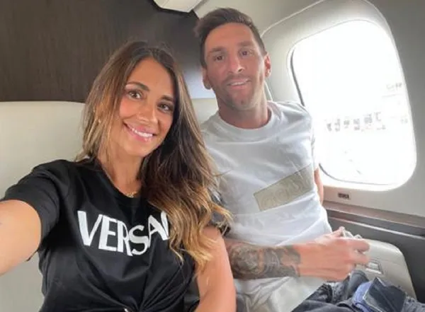 Lionel Messi arrived in Paris and the flashes fell on him but also on Antonella Roccuzzo, the player's wife who causes a furor in social networks, here is everything about the arrival of the couple in France.