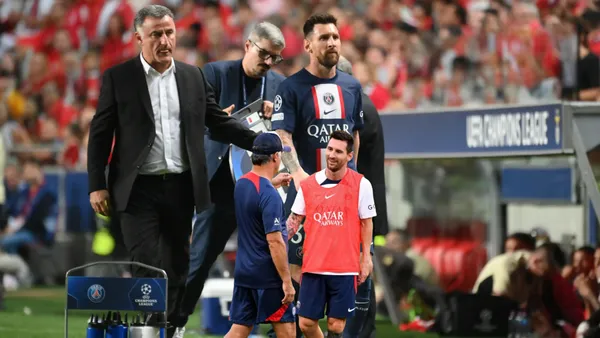 Lionel Messi in the PSG jersey is replaced by Galtier in a Champions League match.