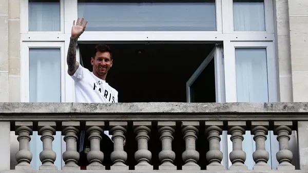 Lionel Messi is already enjoying France and the world is waiting for his debut on the pitch. Meanwhile, the striker enjoys Paris with his family and wearing an expensive watch.