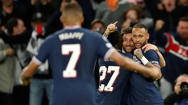 Lionel Messi scored his first goal in a PSG jersey in the 2-0 win over Guardiola's side. Very supportive with his colleagues, he showed that he is there to contribute, and he does not feel more than any of them. An example of this, he threw himself behind the barrier on a free kick.