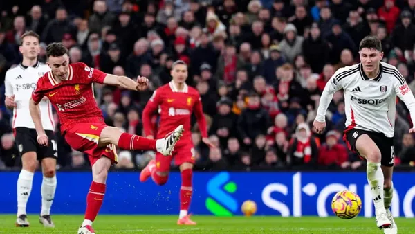 Liverpool avoided defeat against Fulham with a last-minute goal scored by Portugal's Diogo Jota.