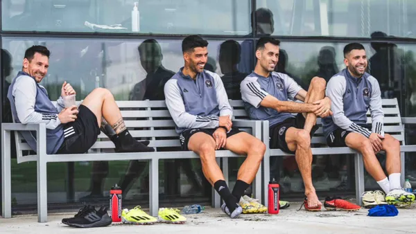 Luis Suarez reunites with Lionel Messi, Sergio Busquets, and Jordi Alba!