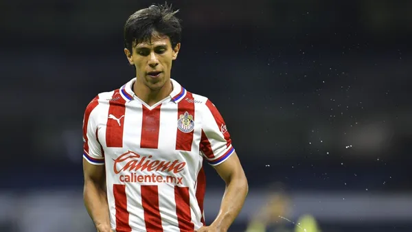Macías has yet to prove if he has conditions to regain his spot in Chivas.