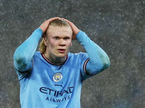 Manchester City is losing the match in the early minutes of the match.