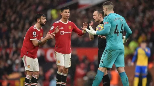 Manchester United continues to struggle. Another game that the Red Devils are struggling despite winning at the start of the game. Southampton threatened Manchester with a win over their all-powerful rivals but had to settle for a good point at Old Trafford.