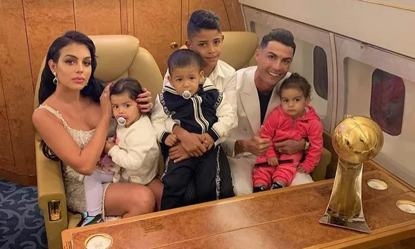 Manchester United striker Cristiano Ronaldo will be a father again in duplicate, and will thus reach his 6 children.