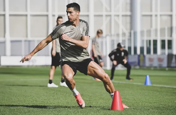 Many teammates that Cristiano Ronaldo had throughout his career told how the Portuguese takes his training habits too seriously and how that obsession was a burden for them.