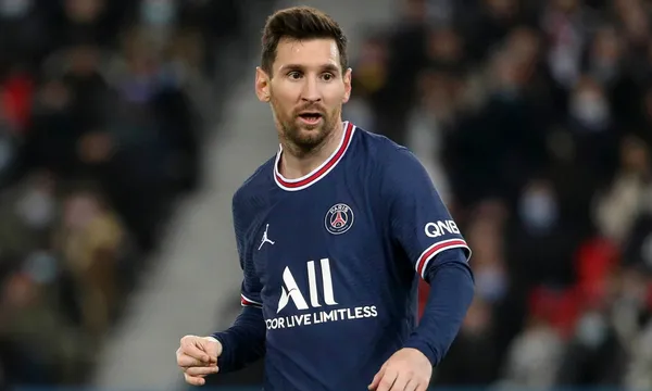Messi is forced to play behind Mbappé in Neymar in PSG, limiting the role of the Argentine.