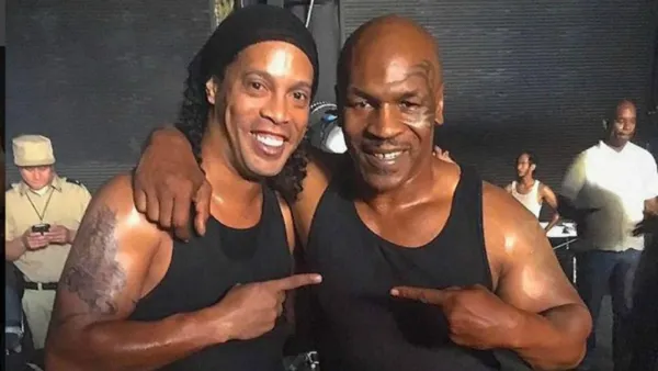 Mike Tyson fought after 15 years and Ronaldinho left him a pre-fight gift that apparently brought him good luck.