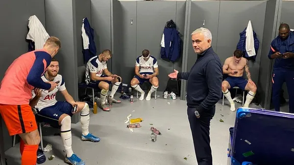 Mourinho gave him a gift for Christmas because he said he was alone, it was not like that and now he could be left without a team