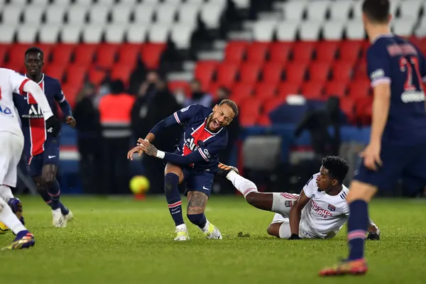Neymar came out crying from the PSG game due to a blow to his ankle that worried all the fans, but it is not the first time he has suffered something like this