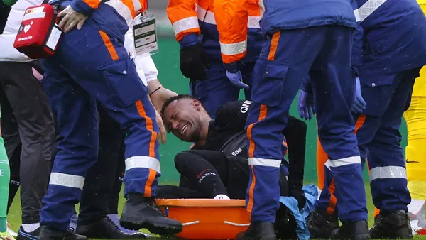 Neymar could not finish the match between PSG and Saint-Étienne, after being the victim of a sprained ankle on the 15th date of Ligue 1. There is still no official information on his condition.