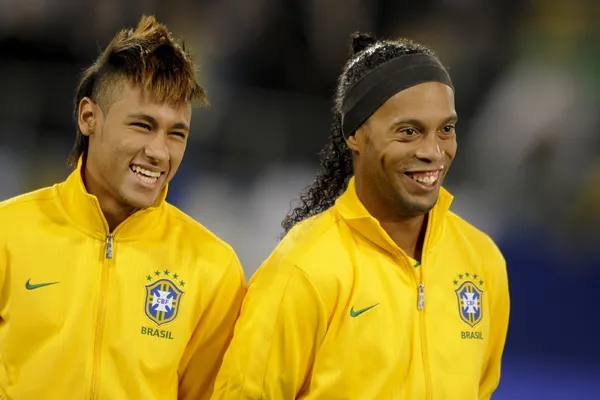 Neymar is living a great football moment but he worries what he does outside of football and they already compare it with the best times of Ronaldinho