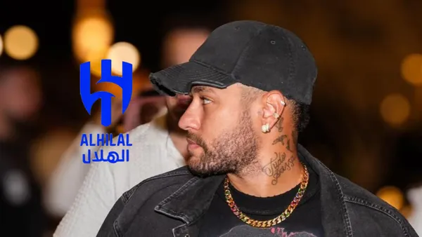 Neymar Jr. wears a hat in Saudi Arabia with a chain and the Al Hilal badge is next to him.