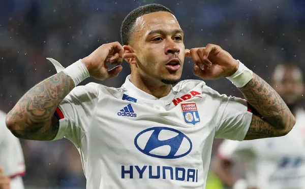 Olympique Lyon's Dutch striker lets the Spanish love him