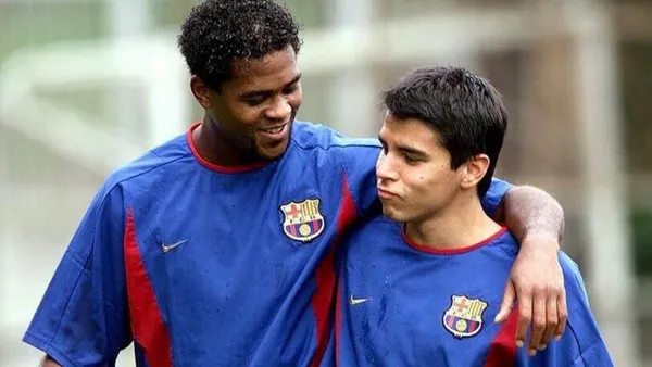 Pattrick Kluivert and Javier Saviola played together at FC Barcelona, they are friends and that is why the Dutchman gave him an emotional gift for a personal project of the Argentine player