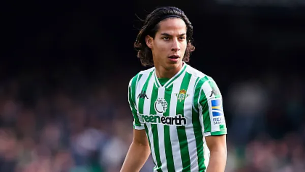 Pellegrini explained that Lainez has been without the team for practically a full month due to stomach problems