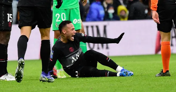 PSG star Neymar sprained his ankle and was caught with an immobilizing ankle brace at the end of the match against Saint-Etienne. Tomorrow they will carry out the corresponding studies to determine the severity of your injury.