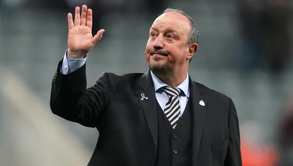 Rafa Benítez has been threatened by his possible signing by Everton with a banner that reads: "We know where you live. Don't sign."