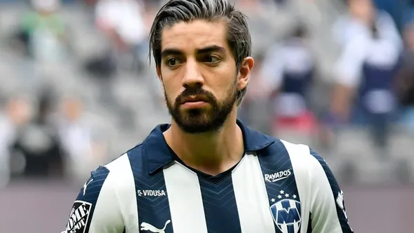 Rayados players stopped their vehicles to listen to fans' demands to reverse the team's poor performance; Rodolfo Pizarro asks not to be judged for three matches.