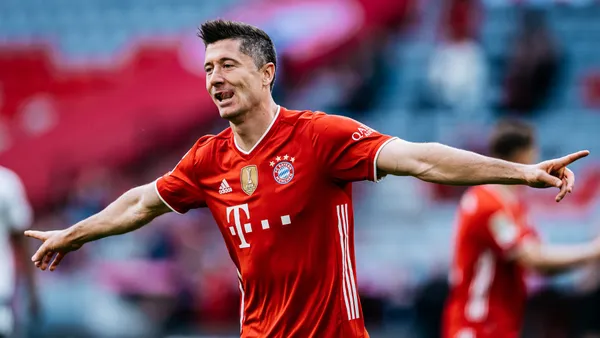 Robert Lewandoski is always compared to Lionel Messi and Cristiano Ronaldo as the best player on the planet, let's see how their numbers are.