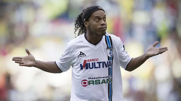 Ronaldinho has a new facet besides being a former footballer and now he is dedicated to music with his new band Tropa Do Bruxo, with whom he has already released his first video clip.