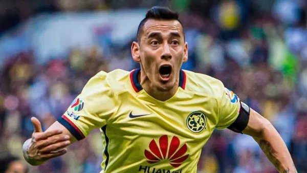 Rubens Sambueza with the jersey of Club America.