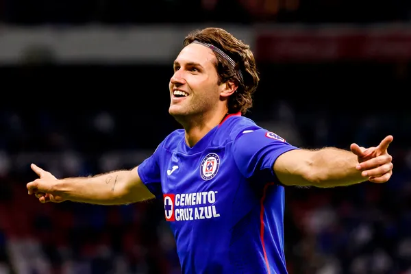 Santiago Giménez does not hide that love has hit him hard, because he does not miss the opportunity to pamper his girlfriend Fer Serrano and show off the best moments with the actress.