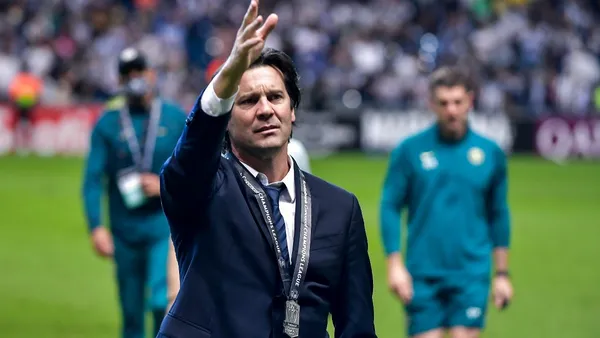 Santiago Solari had a good gesture with the rival team, and this was not well seen by the fans of America themselves, who came out to point directly against him.