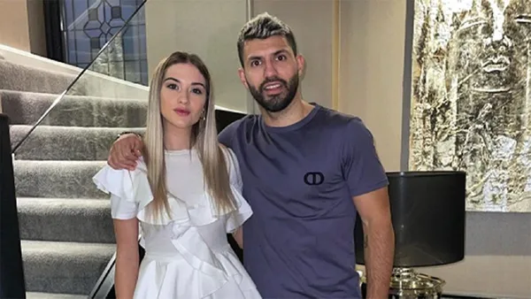 Sergio Agüero signed a contract in Barcelona and his wife "stole" all the flashes