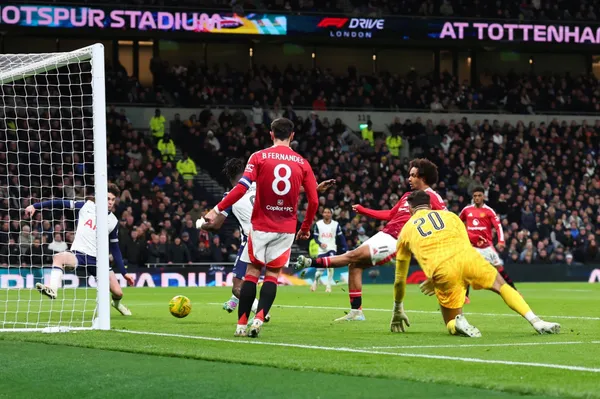 Spurs made a bad mistake and Manchester Unite scored to make it 3-1.