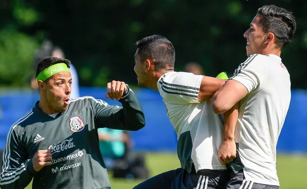 Tecatito Corona broke the silence on social networks to clarify his alleged fight with Chicharito Hernández. Did it really exist?