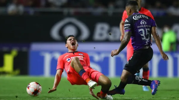 The 25-year-old midfielder suffered a terrible injury that will keep him away from the field for a long period.