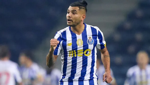 The agency that represents 'Tecatito' published an image in which he is seen on a plane accompanied by his agent.