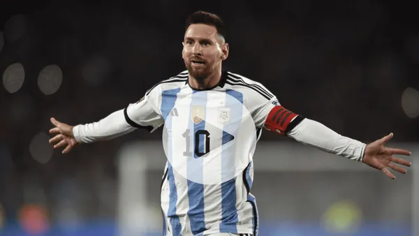 The Argentine genius started the game on the relief bench.