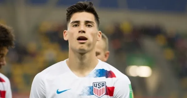 The attacker aged 20 plays for Norwich, but is at a loan at Telstar, and would have to decide soon in which national team he wants to play.