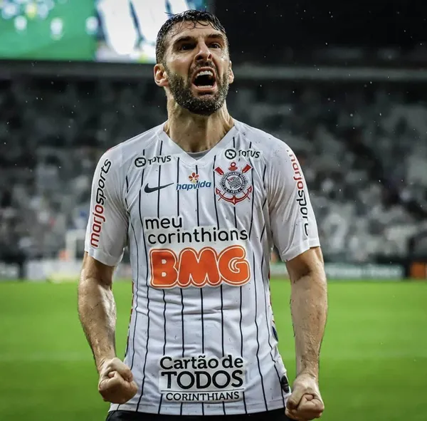 The attacker who made history at the Liga MX has left Corinthians and could now return to the Mexican league.