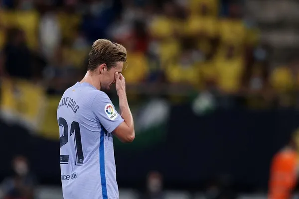 The Barça midfielder has become the biggest headache for the Culés, who are practically forced to sell him.