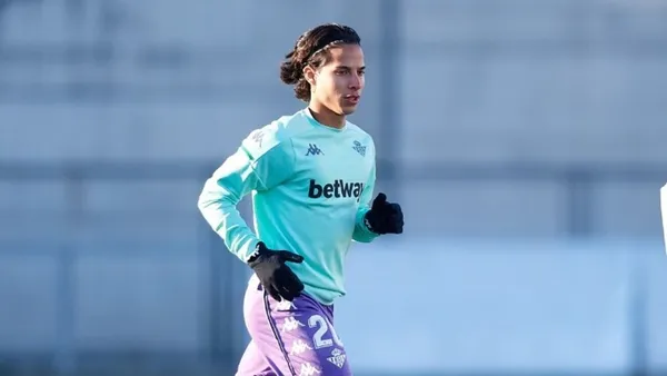 The Betis player is one of the great appearances of Mexican soccer.