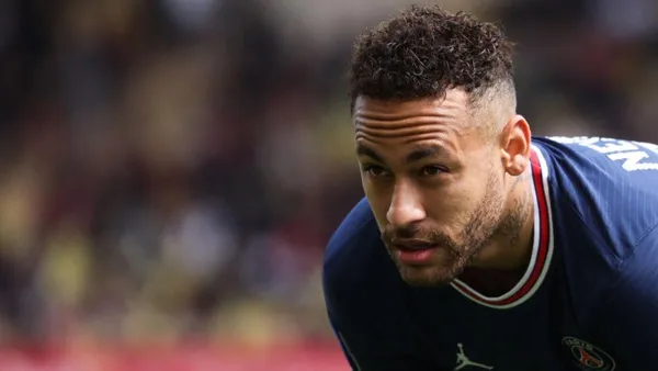 The Brazilian, according to Le Parisien, has been offered to Premier League teams.