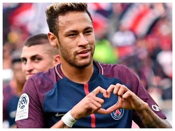 The Brazilian idol is a big fan of parties and this is how he lives his polemic life.