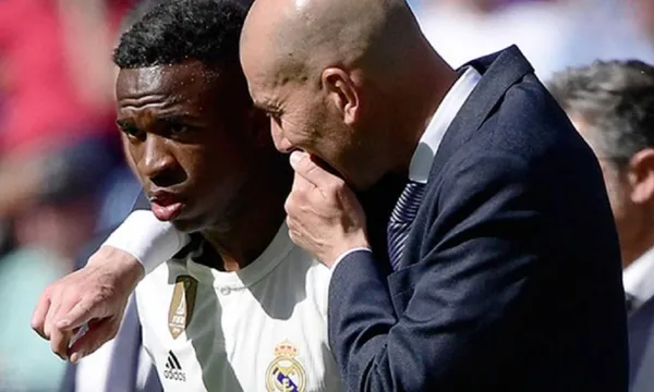 The Brazilian saved the French coach, who was near to be fired, and the locker room explodes.