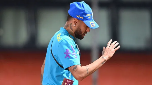 The Brazilian star arrived in Colombia to play the knockout match, and received a warm welcome from the rival fans themselves.