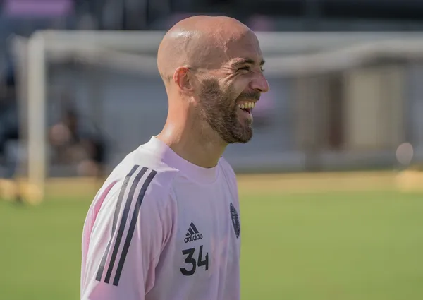 The brother of Gonzalo has his debut at his new club, but things won't be easy for him.