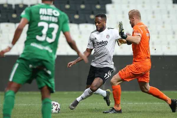 The Canadian forward is finishing contract with Turkish side Besiktas at June 2021 and the Istanbul's team would de willing to shop him. It wouldn't be ideal for the Sounders.