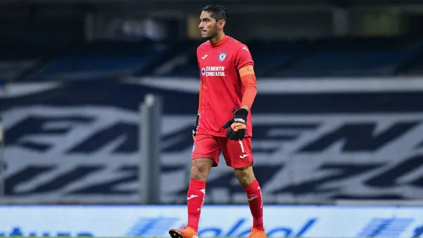 The career of the 40-year-old goalkeeper, José de Jesús Corona, with Cruz Azul dates back to 2009, when he arrived from the Tecos of the Autonomous University of Guadalajara.
