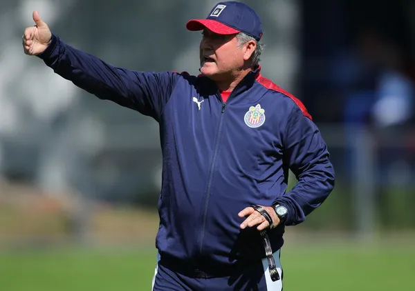 The Chivas de Guadalajara coach showed his emotions after the loss in the Clásico Nacional.