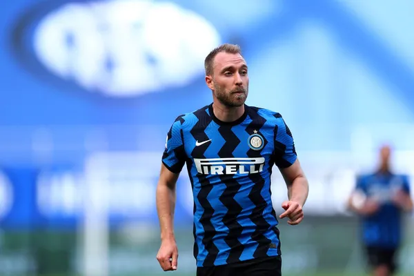 The Danish midfielder greeted his teammates and Inter managers and, according to the Danish doctors, he will continue his rehabilitation process after fainting last June.